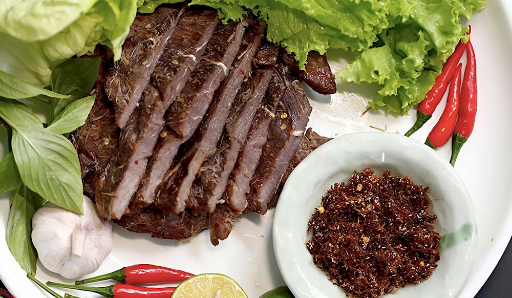 Bò một nắng muối kiến vàng 